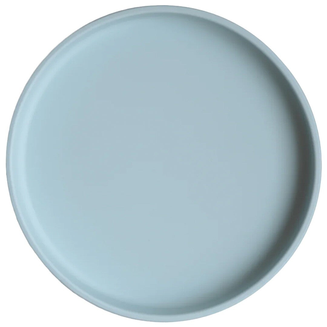 Mushie siliconen babybord met zuignap in poederblauw, van bovenaf gezien.