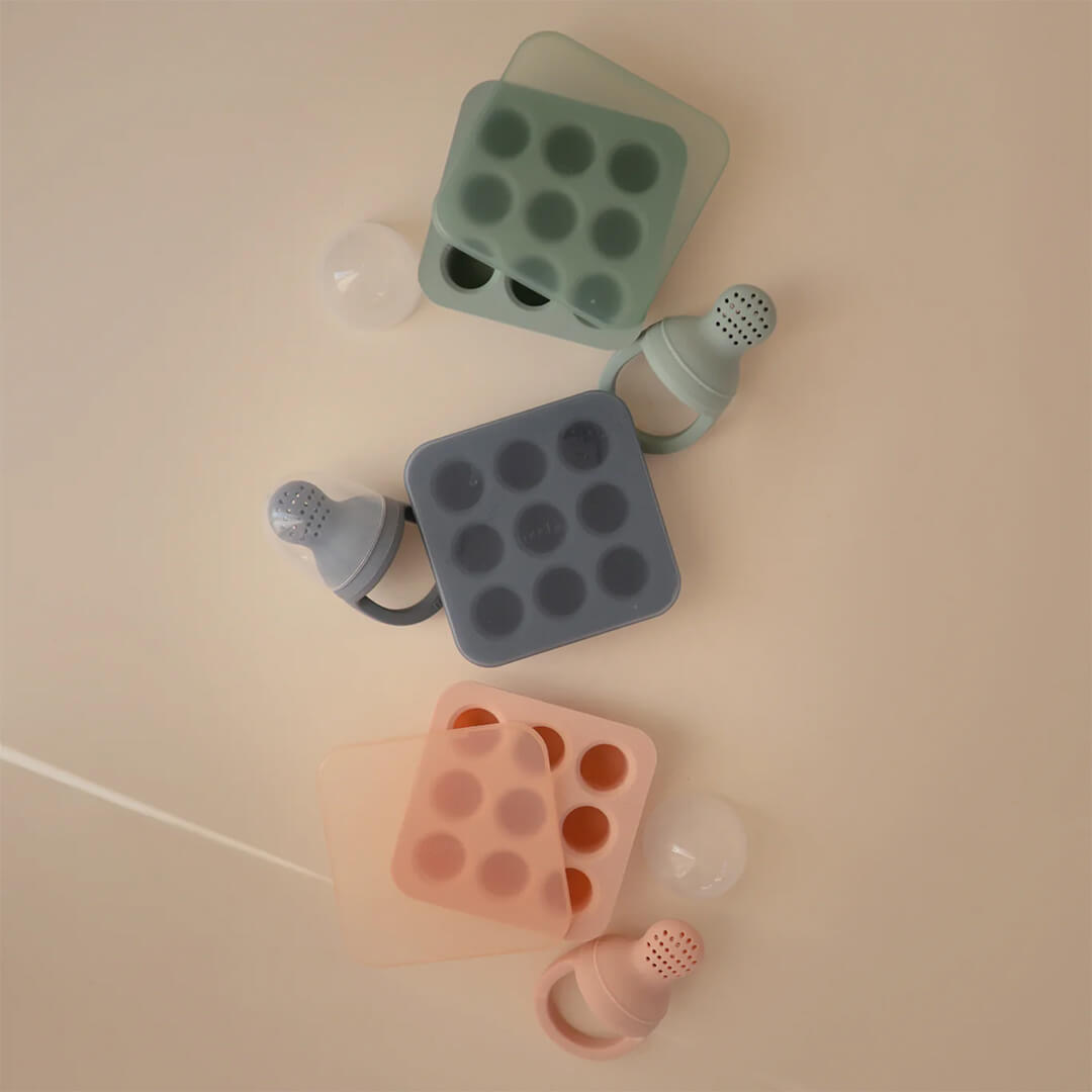 Drie mushie siliconen invriesvormen met deksels en bijpassende fruitspeentjes in groen, blauw en roze.