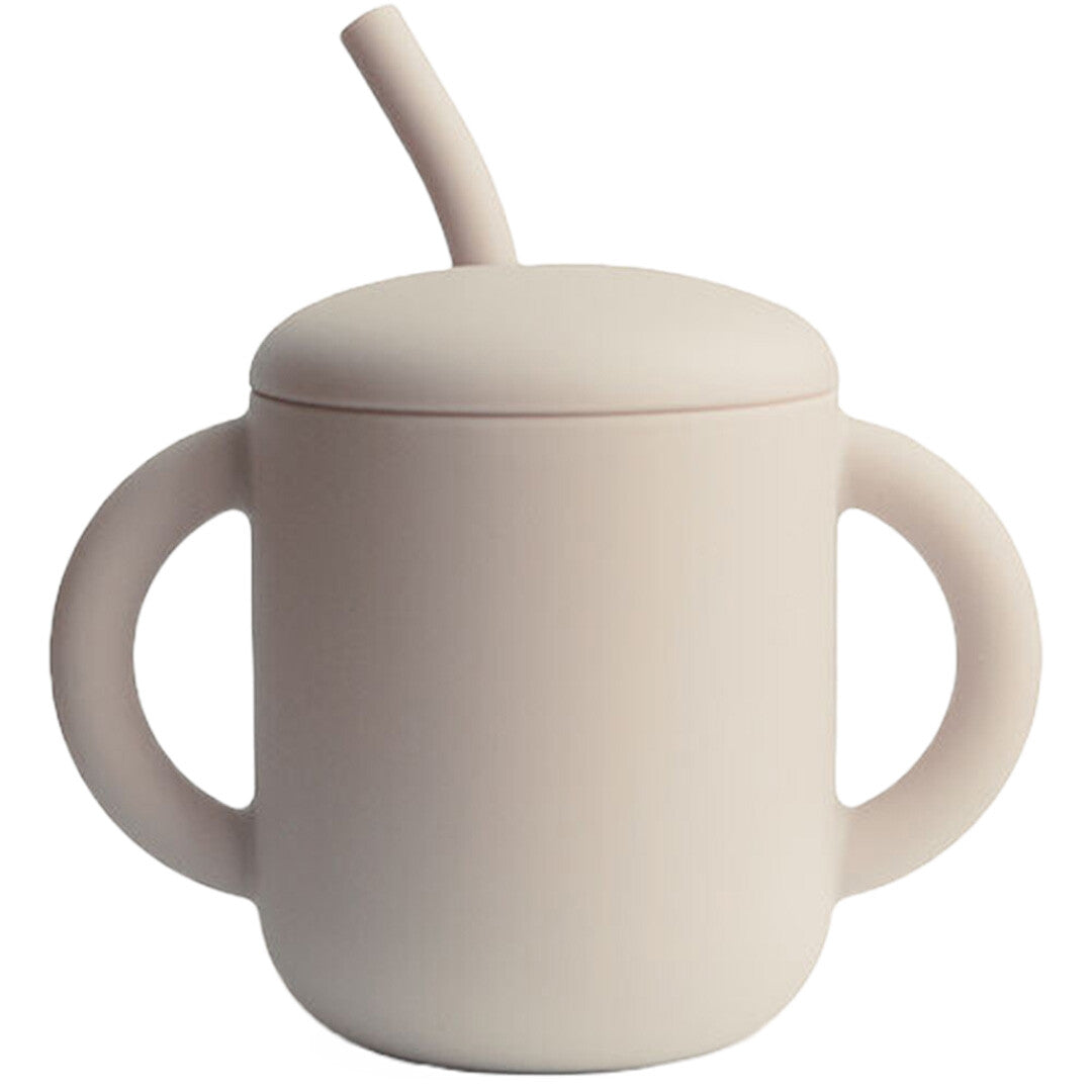 Mushie siliconen kinderbeker met rietje in beige, met twee handvatten en een deksel.