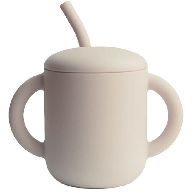 Mushie siliconen kinderbeker met rietje in beige, met twee handvatten en een deksel.