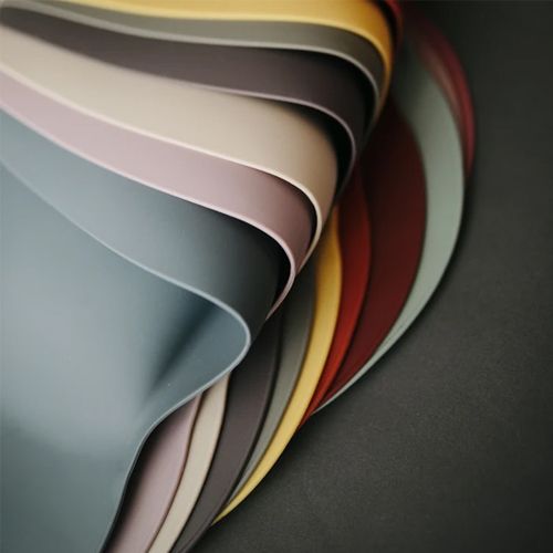 Een waaier van siliconen slabbetjes in verschillende kleuren.