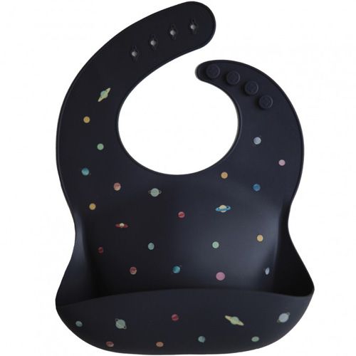 Mushie marineblauw siliconen slabbetje met kleurrijke planeten en sterren.