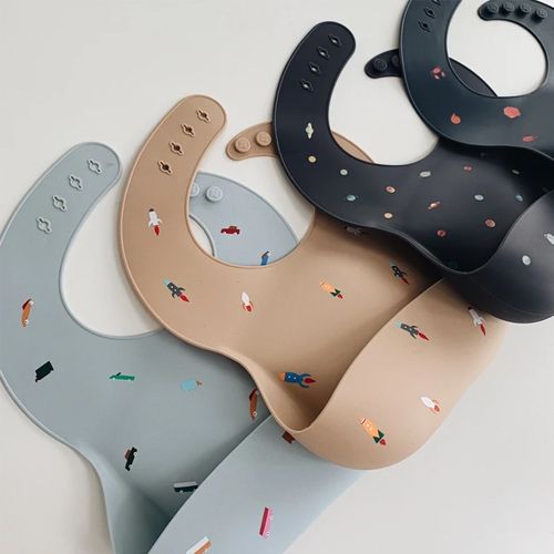 Drie mushie siliconen slabbetjes in verschillende kleuren met retro auto's.