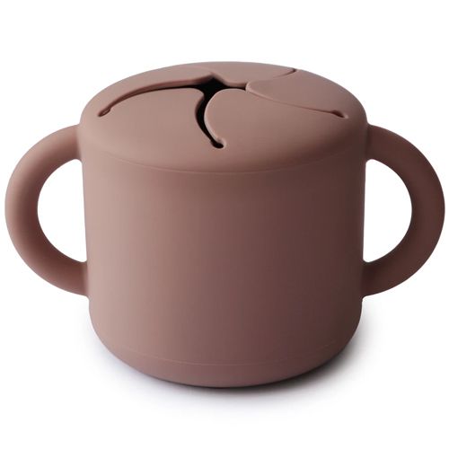 Een mushie siliconen snackbeker in de kleur cloudy mauve, met twee handvatten en een deksel met flexibele openingen.