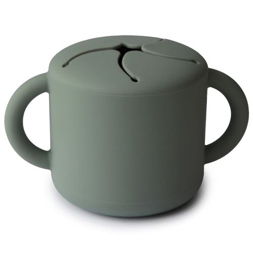 Mushie siliconen snackbeker in de kleur dried thyme, met twee handvatten en een deksel met flexibele openingen.