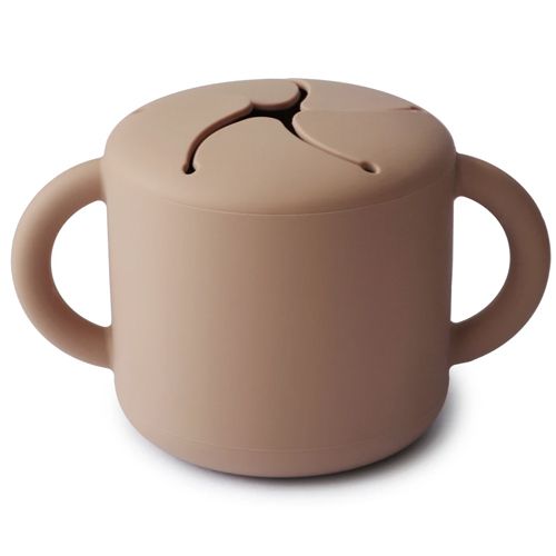 Mushie siliconen snackbeker in beige met twee handvatten en een deksel met opening.
