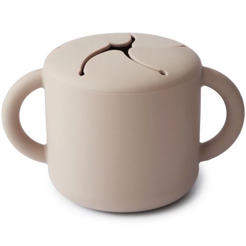 Mushie siliconen snackbeker voor baby's en peuters in beige, met twee handvatten en een deksel.