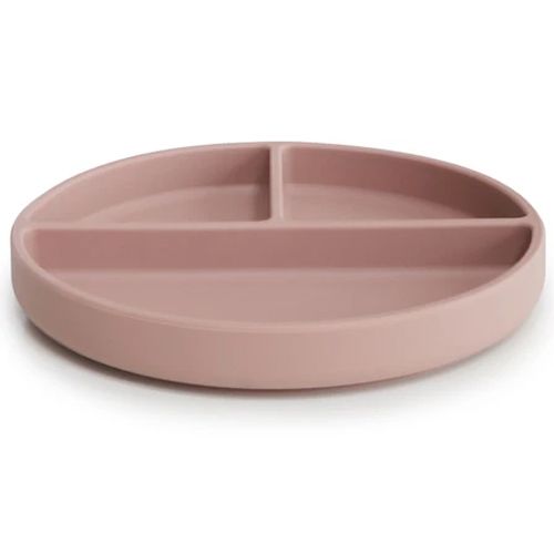 Mushie siliconen vakjesbord in blush roze, schuin van voren gefotografeerd.