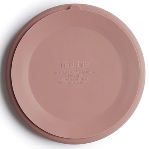 De onderkant van het mushie siliconen vakjesbord in blush roze met merknaam en productinformatie.