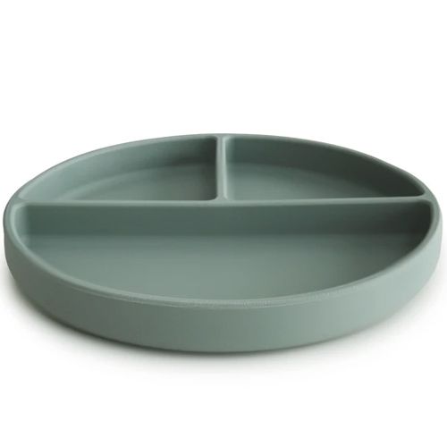 Schuin aanzicht van een mushie siliconen vakjesbord in camebridge blue.