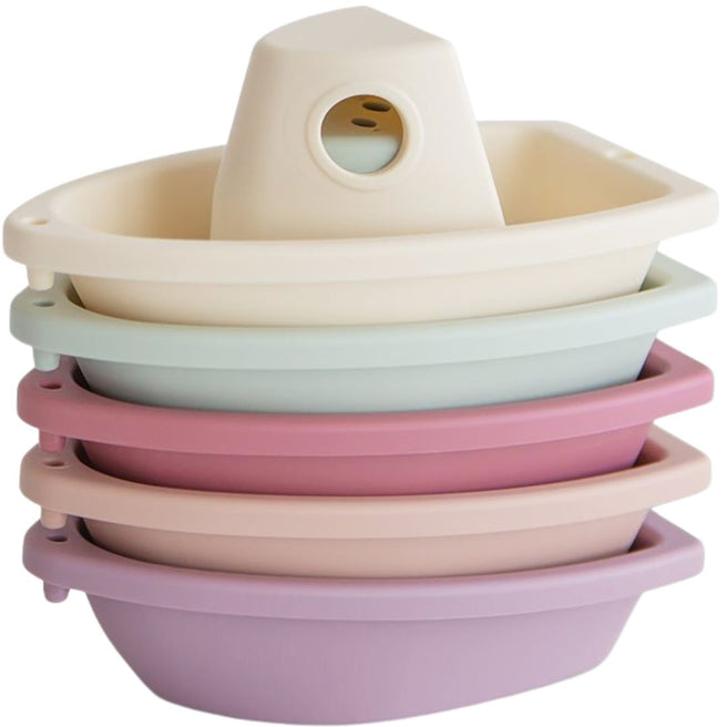 Mushie stapelbare badbootjes in pastelkleuren, opgestapeld.
