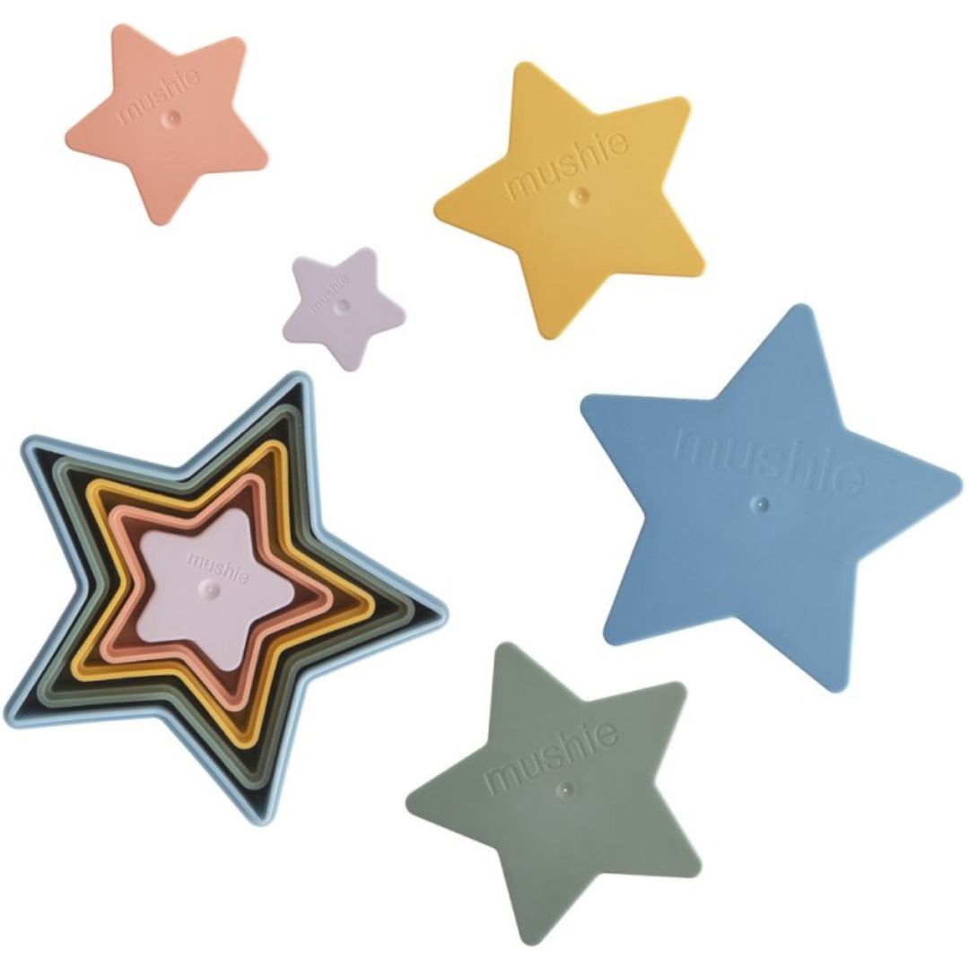 Mushie stapelspeelgoed van losse, veelkleurige sterren in retrokleuren.