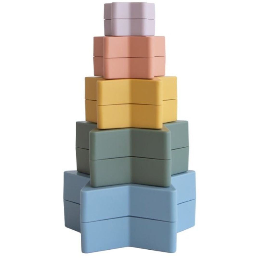 Mushie stapeltoren van veelkleurige sterren in retrokleuren, verticaal gestapeld.