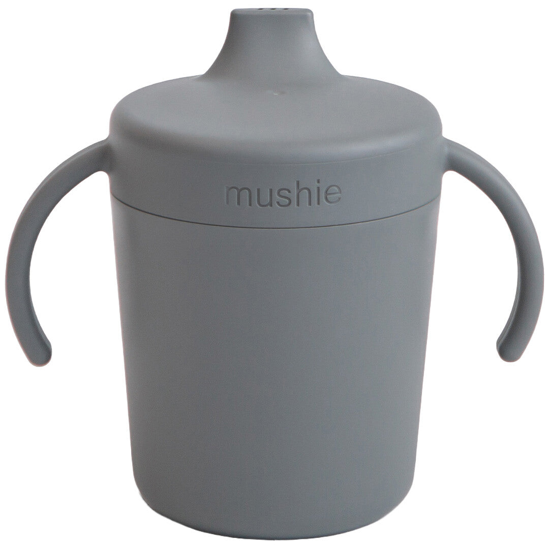 Mushie grijze tuitbeker met twee handvatten.