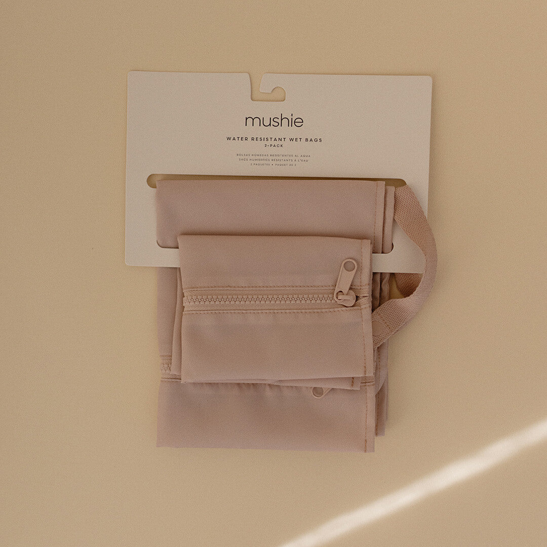 De verpakking van de Mushie waterproof opbergzakken, met de twee roze zakken opgevouwen.