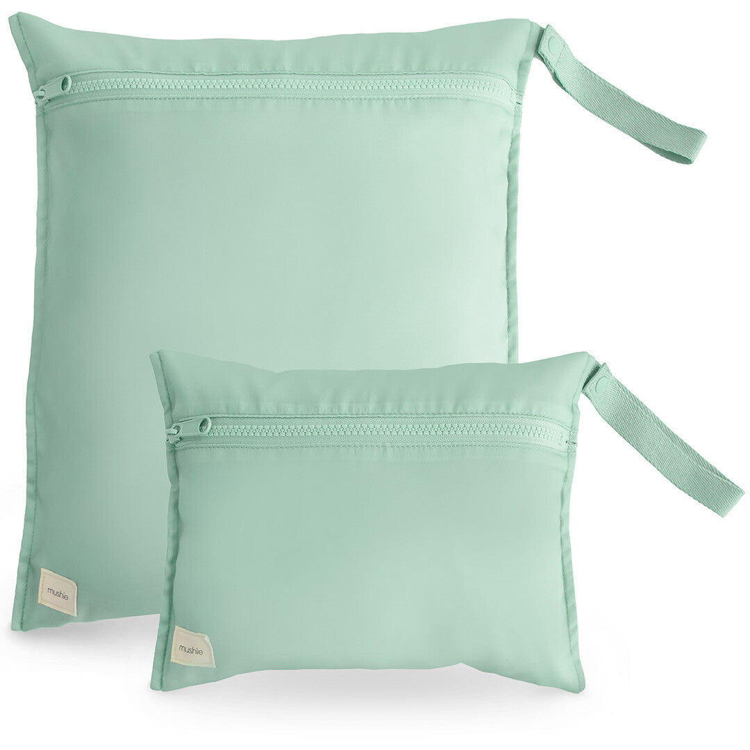Twee mushie waterproof opbergzakken in roman green, schuin gefotografeerd op een witte achtergrond.
