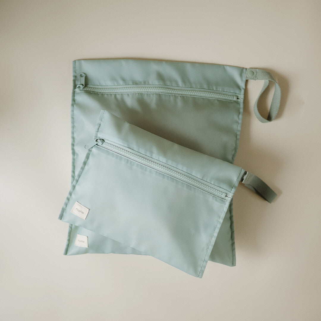 Twee mushie waterproof opbergzakken in roman green, van bovenaf gefotografeerd op een lichte ondergrond.