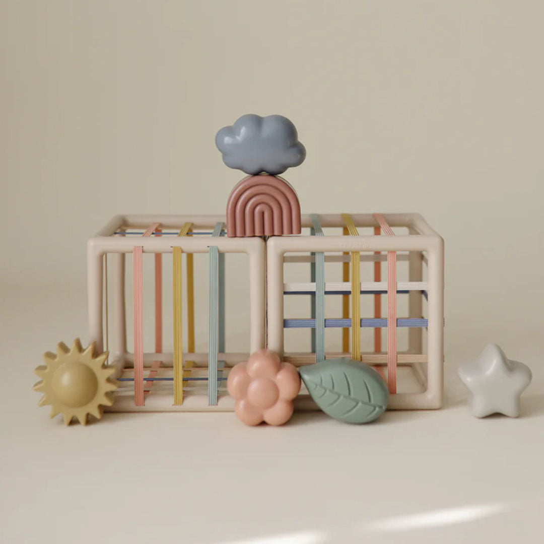 Twee mushie elastische vormendozen met diverse vormen zoals een wolk, regenboog en zon.