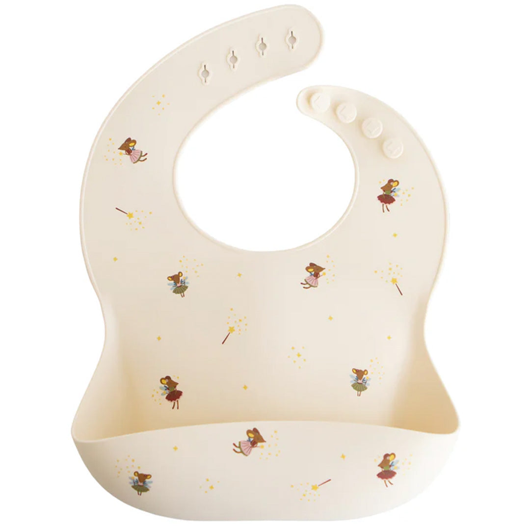 Mushie beige siliconen slabbetje met patroon van sprookjesmuisjes en sterren.
