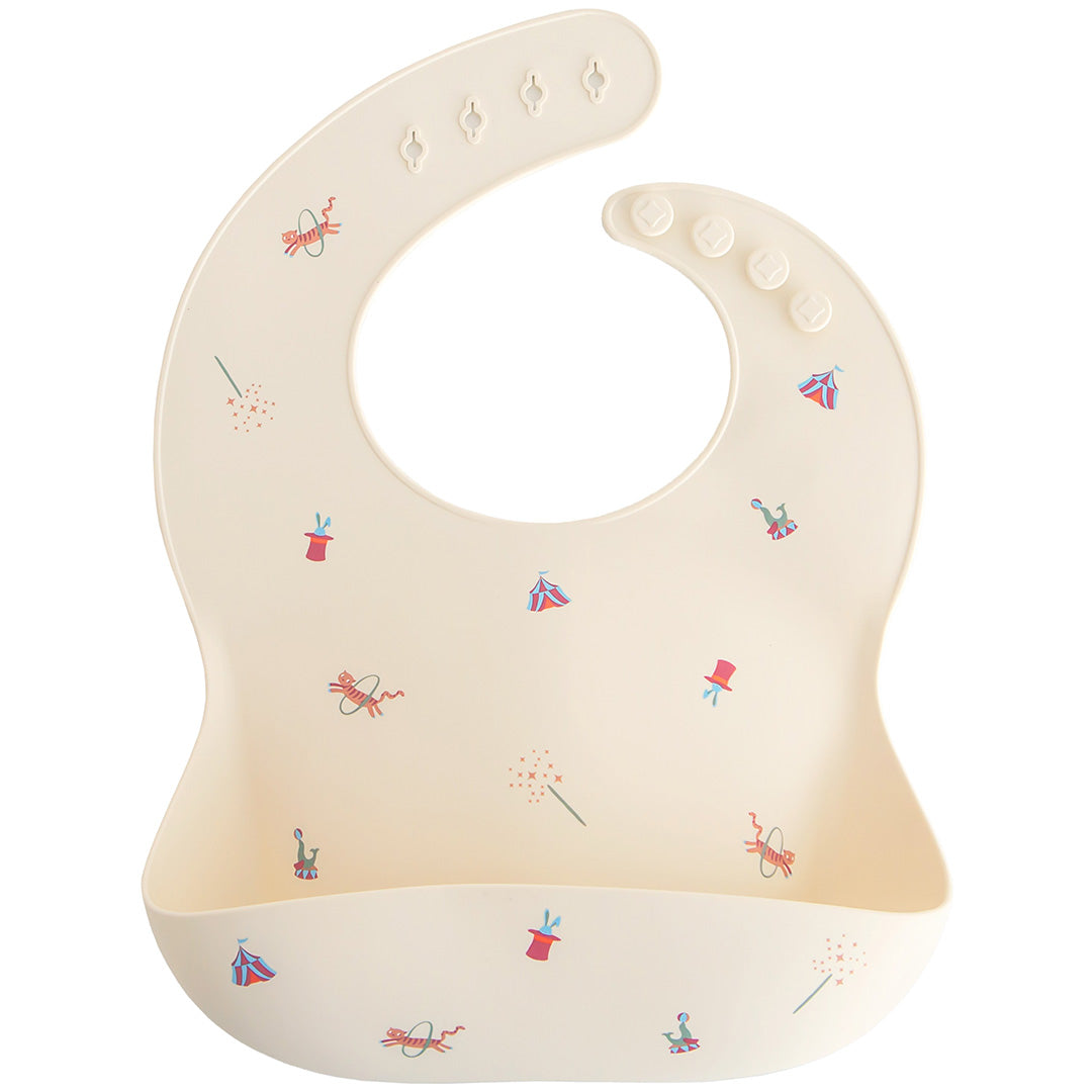 Mushie siliconen babyslabbetje in beige met circusfiguren.