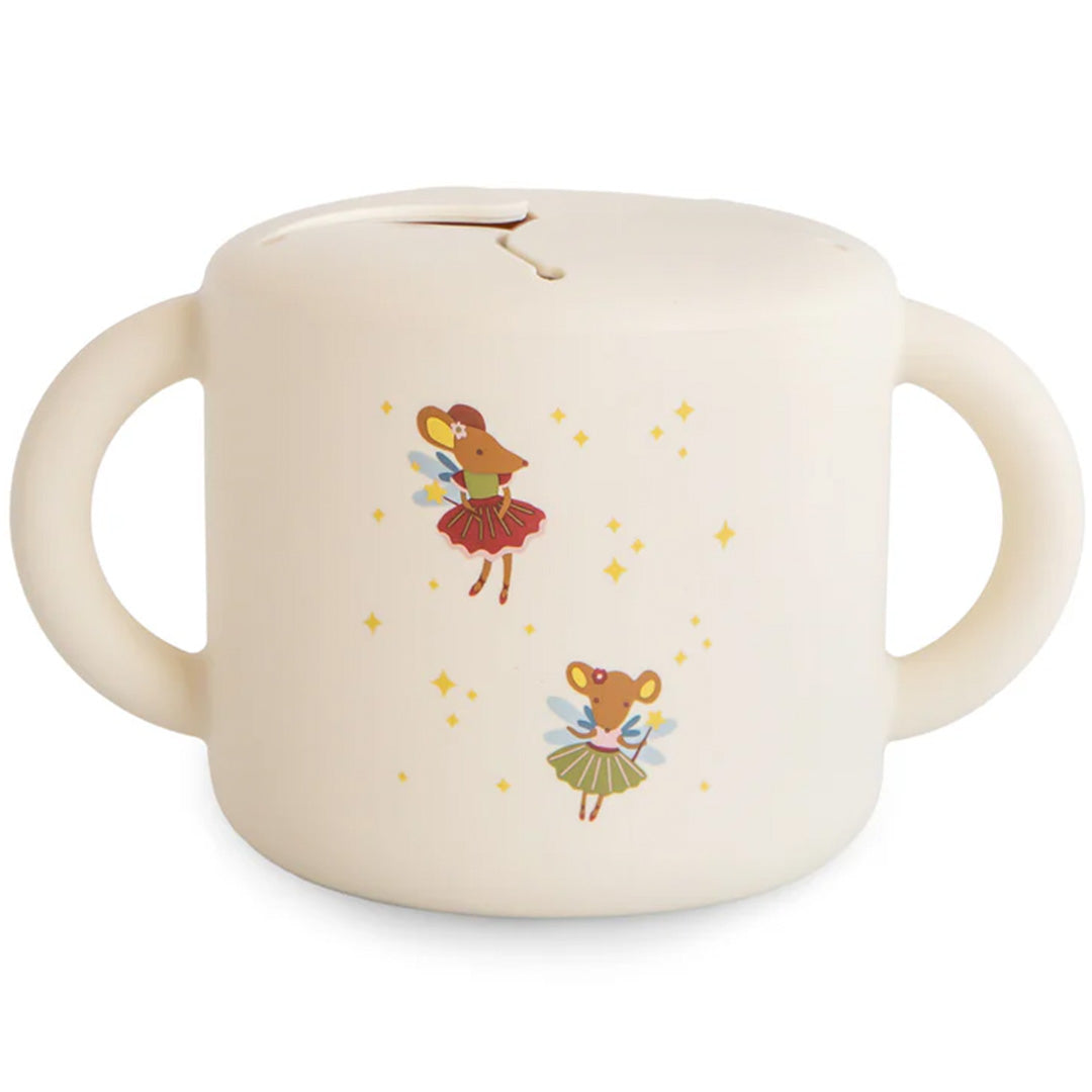 mushie siliconen snackbeker met twee handvatten en illustraties van twee sprookjesmuizen en sterren.