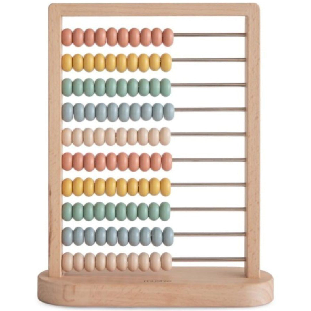 Mushie houten telraam met tien rijen veelkleurige kralen op een witte achtergrond.