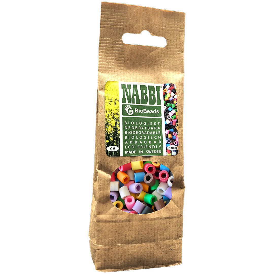 Verpakking van Nabbi BioBeads strijkkralen met een venster dat de veelkleurige kralen toont.