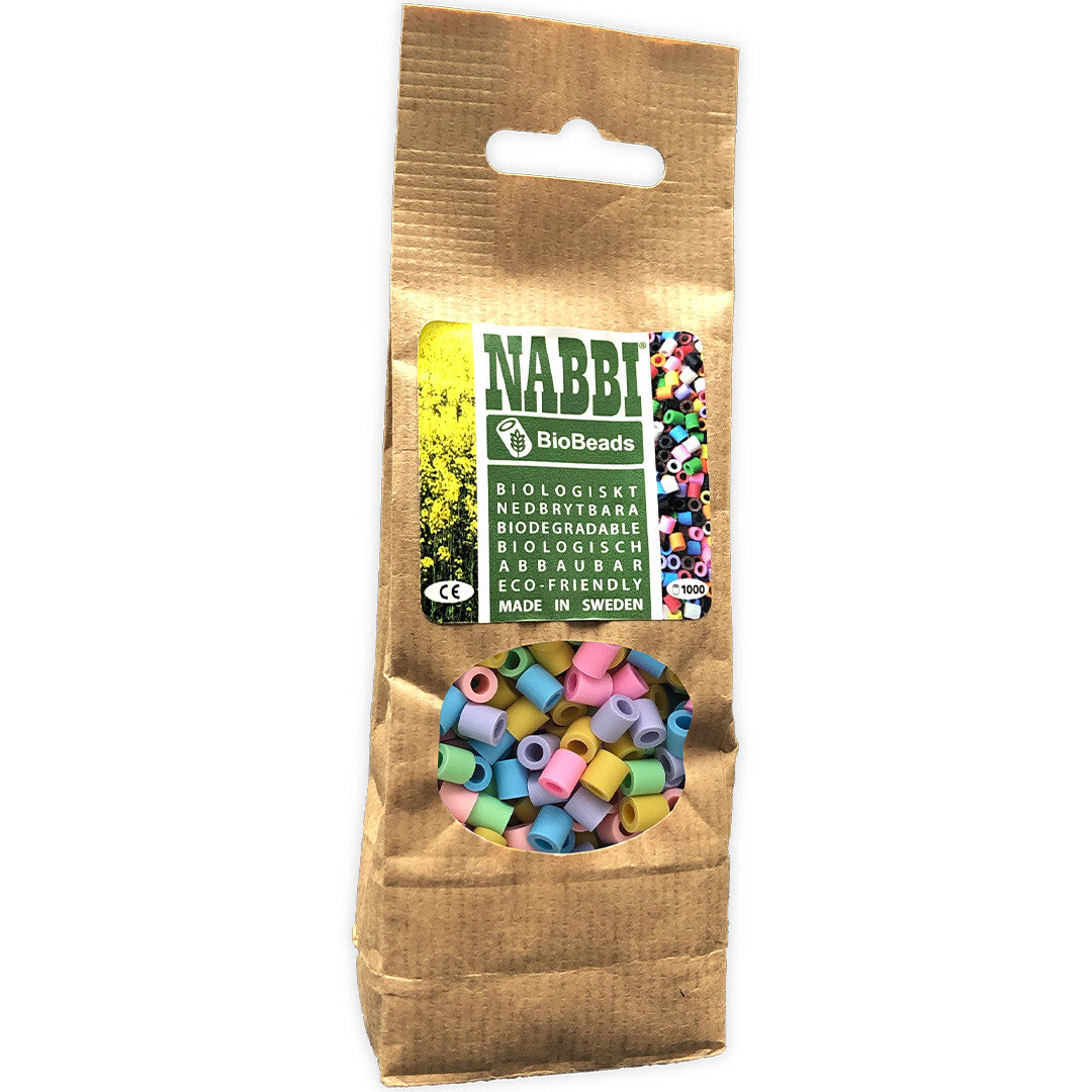 Verpakking van Nabbi BioBeads strijkkralen in een bruine papieren zak met venster.