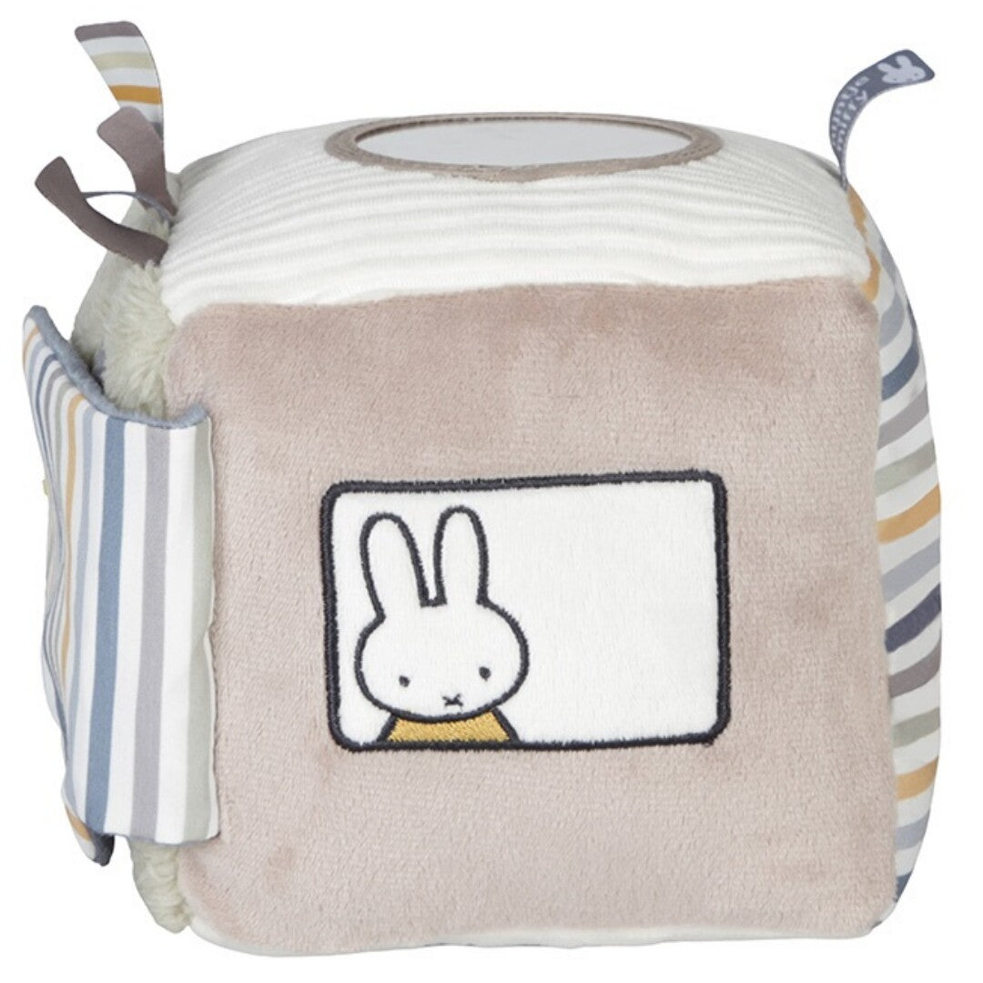 De nijntje-miffy activiteitenkubus met een zijde waarop Miffy uit een raam kijkt en een spiegel bovenaan.