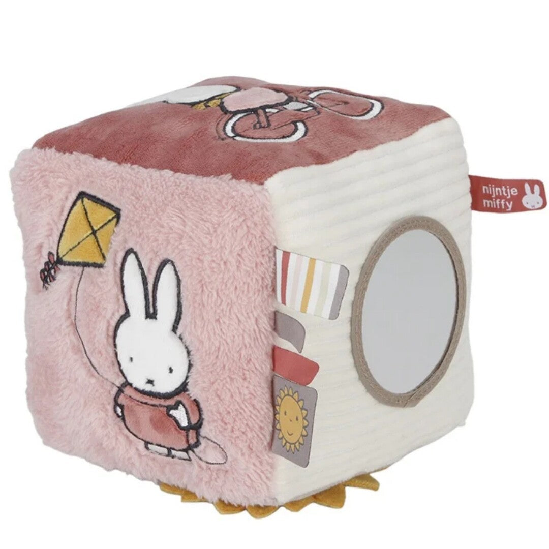 Nijntje-miffy activiteitenkubus in roze en wit met Miffy met vlieger, een spiegel en diverse texturen.