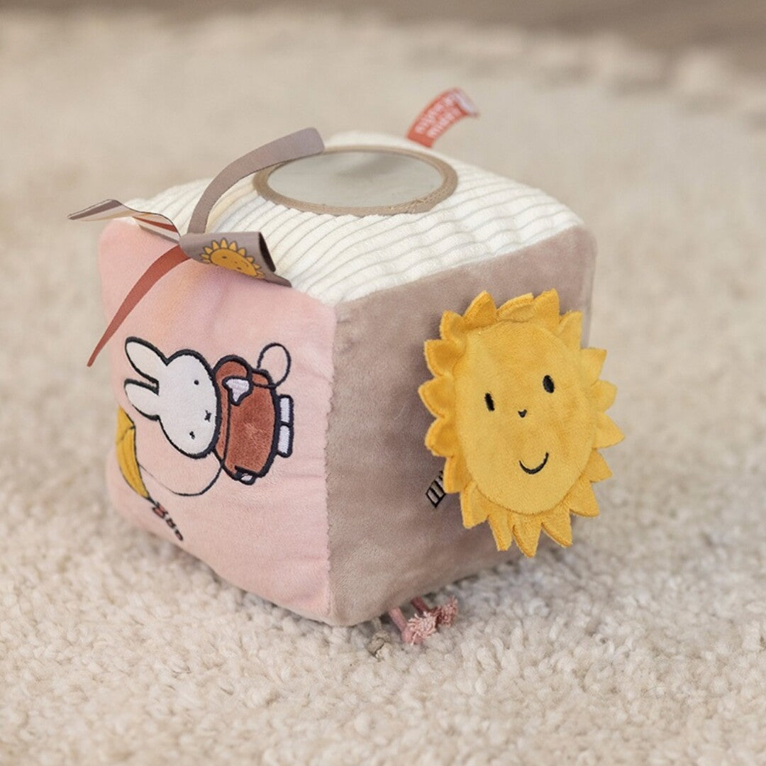 Nijntje-miffy activiteitenkubus met Miffy met gieter en een gele zon op een zacht tapijt.
