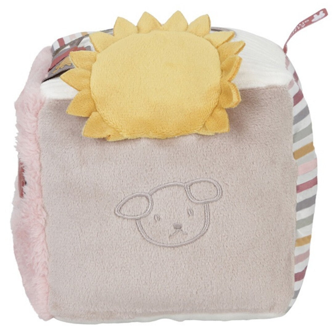 Bovenaanzicht van de nijntje-miffy activiteitenkubus met een gele zon en een geborduurd hondenhoofd.