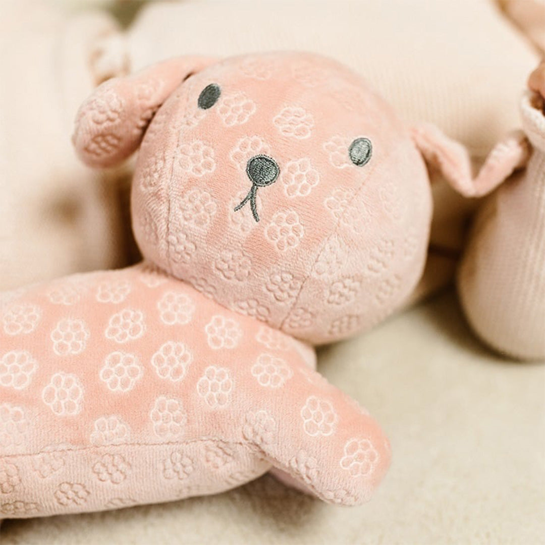 Detailopname van de Nijntje-Miffy roze pluchen knuffelhond Snuffie met bloemenpatroon.