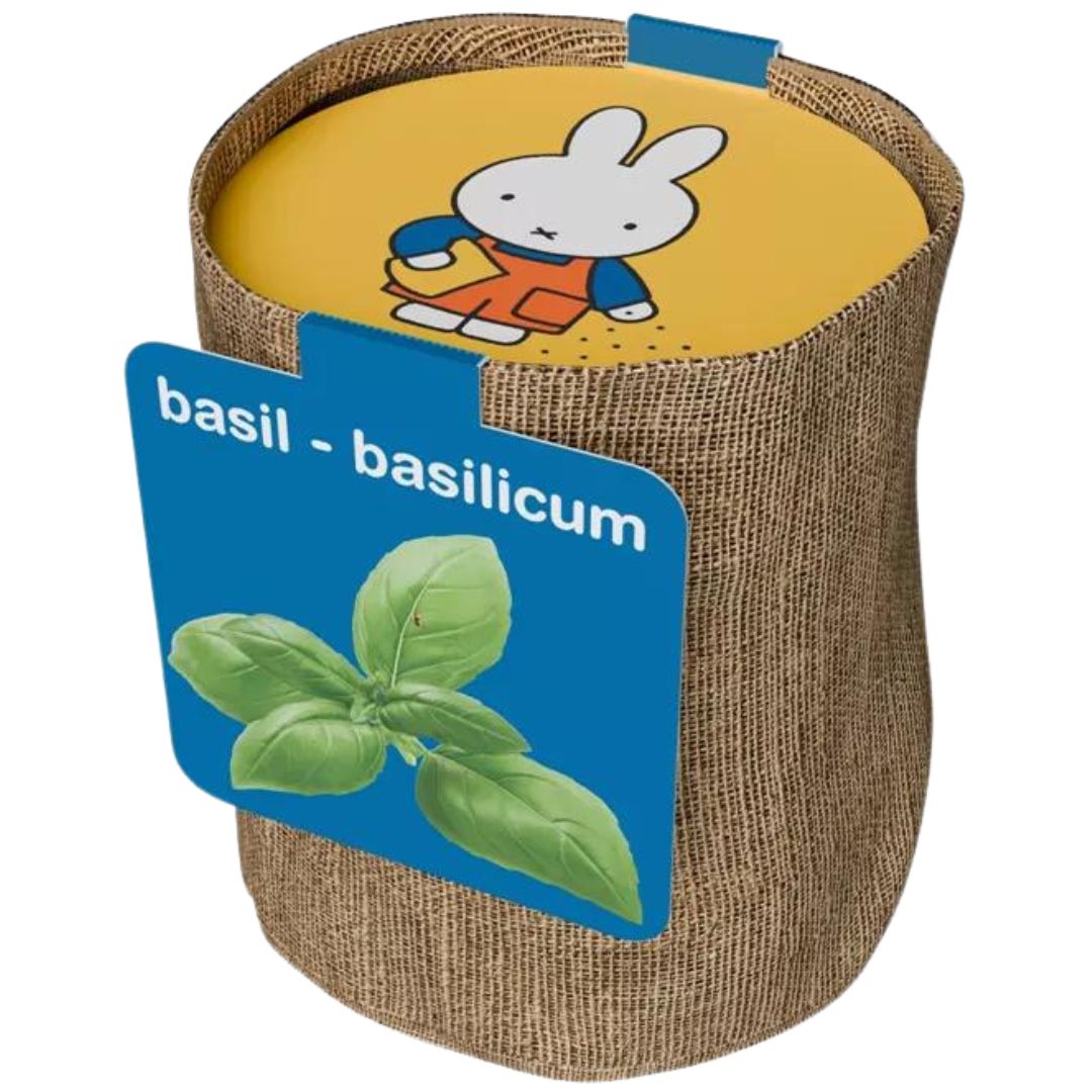 ilovespeelgoed Nijntje kweekset basilicum in een bruine stoffen pot met een blauw label en Nijntje op de deksel.
