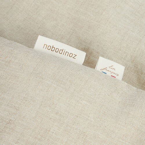Detail van het Nobodinoz linnen dekbedovertrek met merklabel en 'lin français' label.
