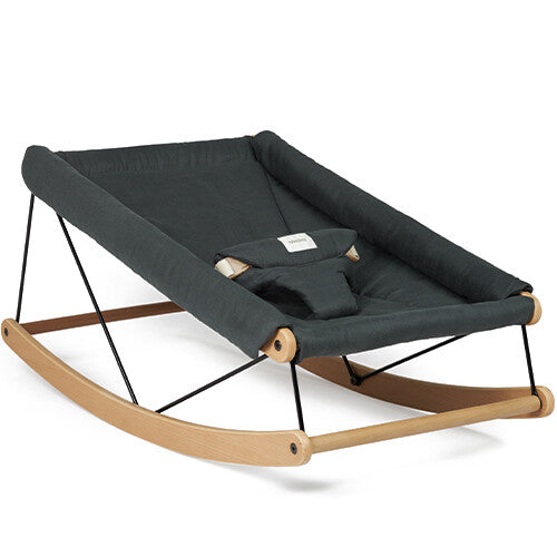 Nobodinoz babywipstoeltje in groenblauw met houten onderstel, schuin van voren gefotografeerd.