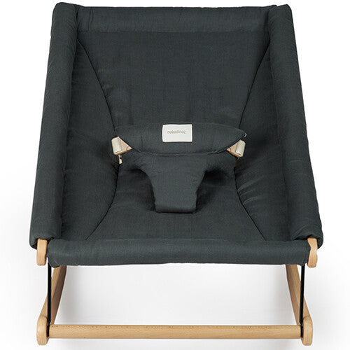 Nobodinoz babywipstoeltje in groenblauw met houten onderstel, recht van voren gefotografeerd.