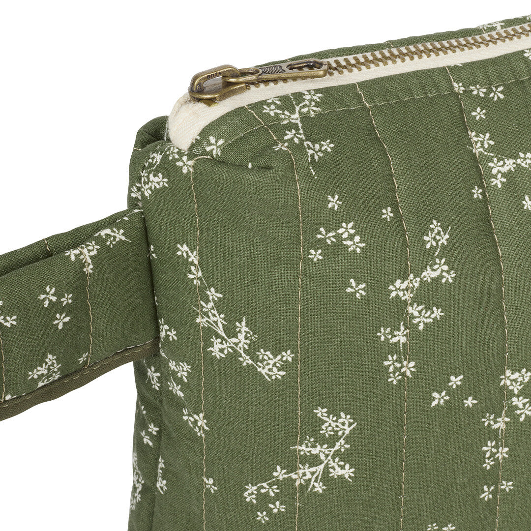 Detail van de Nobodinoz groene gebloemde toilettas met rits en gewatteerde stof.