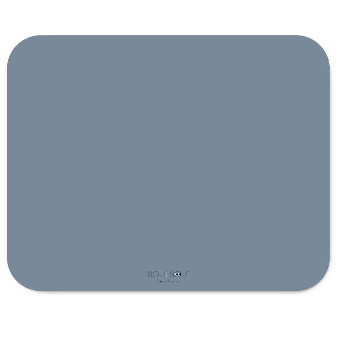 Een dusty blauwe noui noui knoeimat van vinyl met afgeronde hoeken.