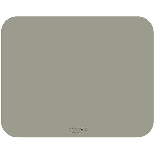Noui Noui knoeimat in olive haze grey met logo.