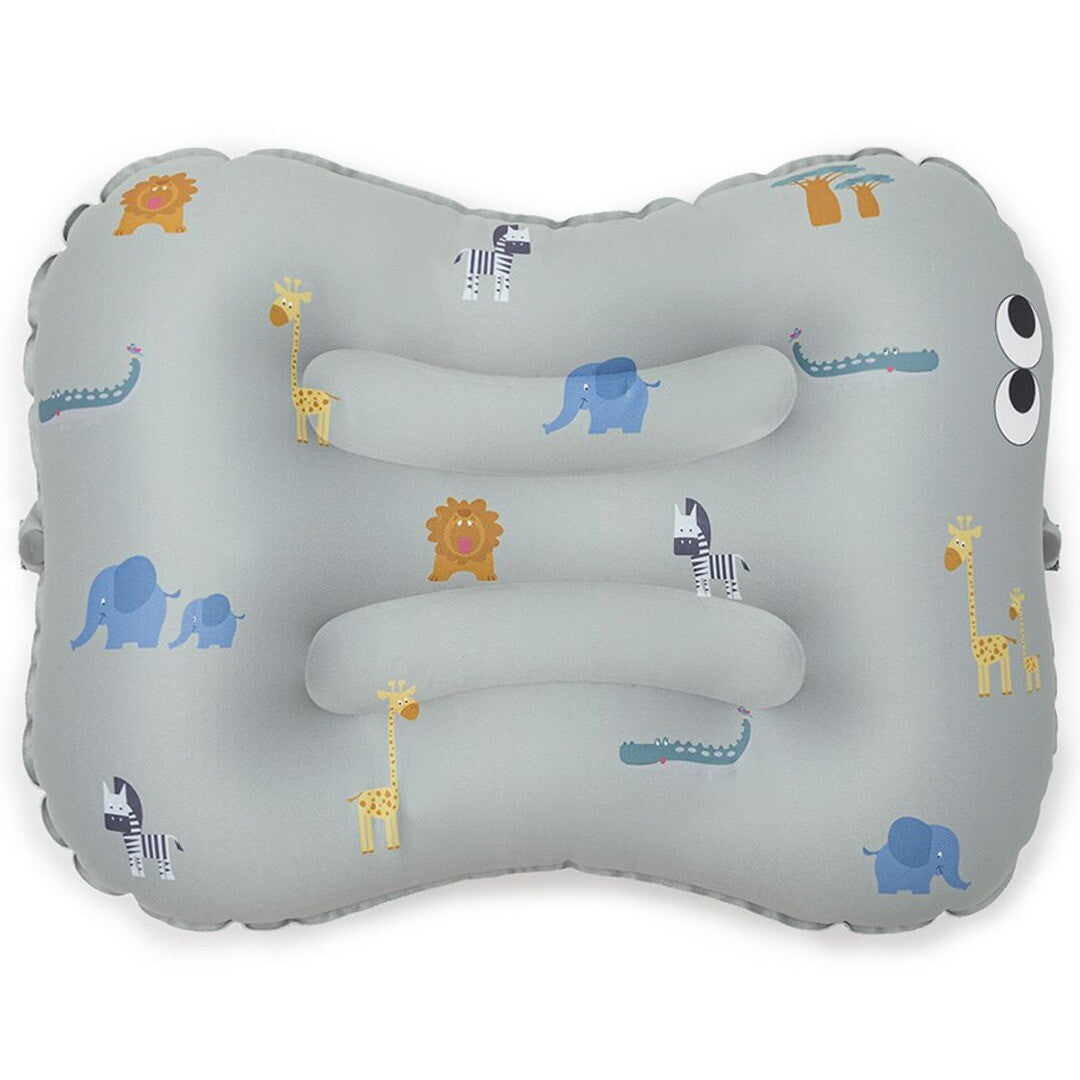 Noui Noui opblaasbaar stoelkussen voor baby's en peuters met safari dierenpatroon op een grijze achtergrond.