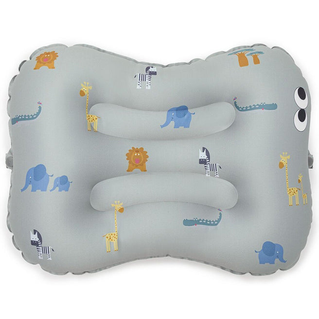 Noui Noui opblaasbaar stoelkussen voor baby's en peuters met safari dierenpatroon op een grijze achtergrond.