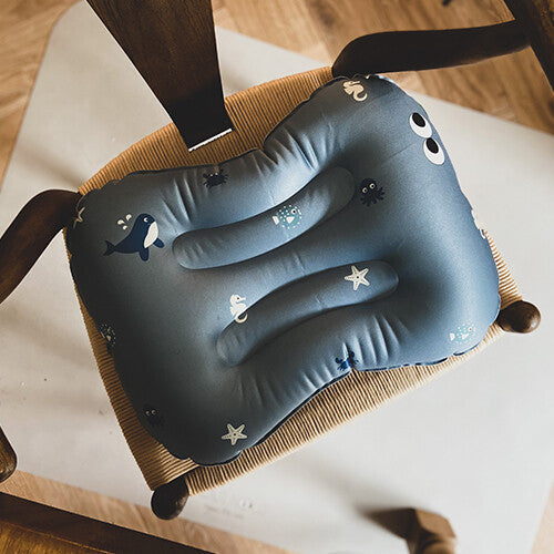 Noui noui opblaasbaar stoelkussen met wild ocean thema op een houten stoel.