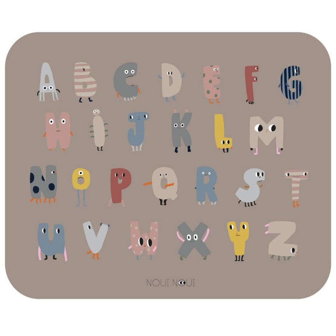 Noui Noui ABC placemat met kleurrijke monsterfiguren voor elke letter.