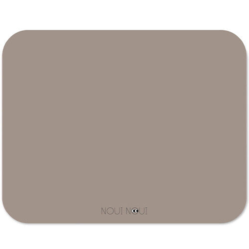 Noui Noui bruine vinyl placemat, bovenaanzicht.
