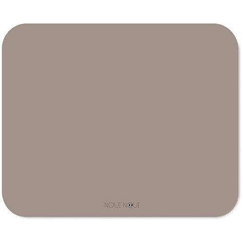 Noui Noui placemat in effen bruin met afgeronde hoeken.