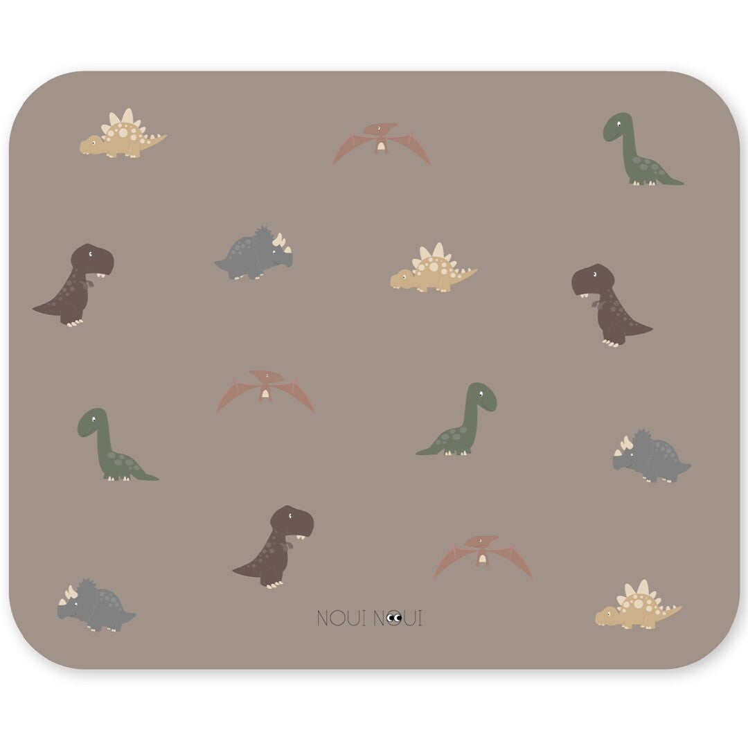 Noui Noui placemat met een patroon van verschillende gekleurde dinosaurussen op een bruine achtergrond.