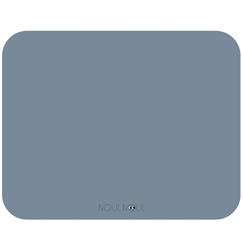 Noui Noui dusty blauwe placemat van vinyl met afgeronde hoeken en logo.