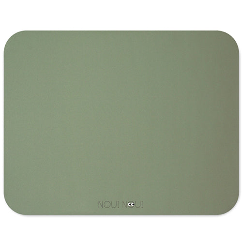 Noui noui placemat in dusty olive groen met afgeronde hoeken.