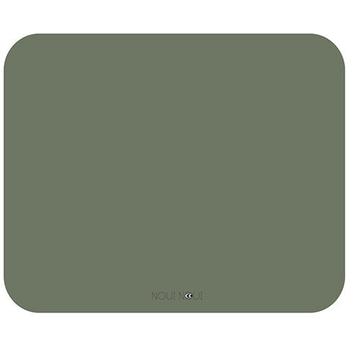 Noui noui placemat in effen dusty olive groen met afgeronde hoeken.